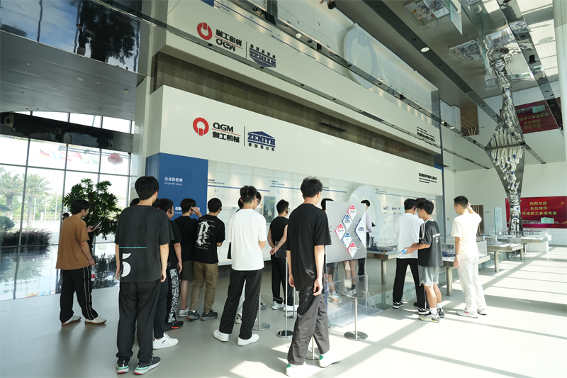 Професионалният университет Liming посети Fujian Quangong Machinery Co., Ltd за програма за развитие на работни места.