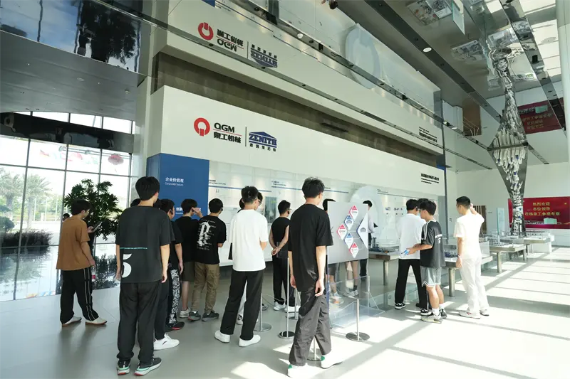 Професионалният университет Liming посети Fujian Quangong Machinery Co., Ltd за програма за развитие на работни места.