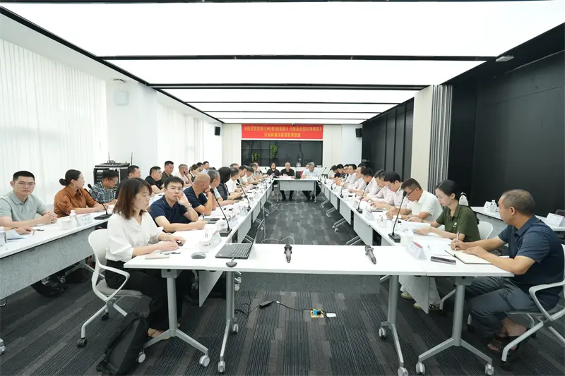 Водещ в разработването на индустриални стандарти! QGM беше домакин на експертната среща за преглед на индустриалните стандарти на „Машина за формоване на каменни бетонни тухли (плочи)“ и „Машина за формоване на блокове“.