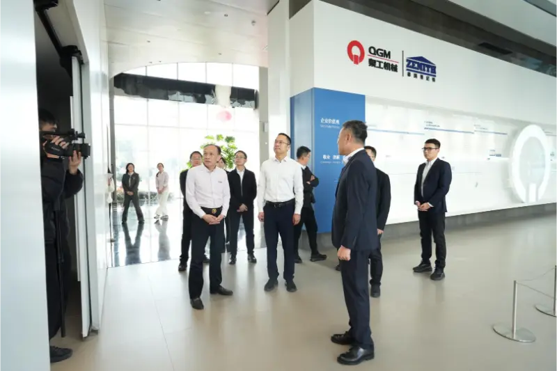 Правителството и предприятията работят заедно за насърчаване на развитието; изследванията на място стоплят сърцата на предприятията.