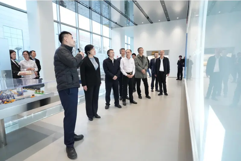 Г-н Лиу Мин, заместник-генерален директор на Бюрото за частна икономика към Националната комисия за развитие и реформи (NDRC), и неговата делегация посетиха Quangong Machinery Co., Ltd. за инспекция и изследователска обиколка.