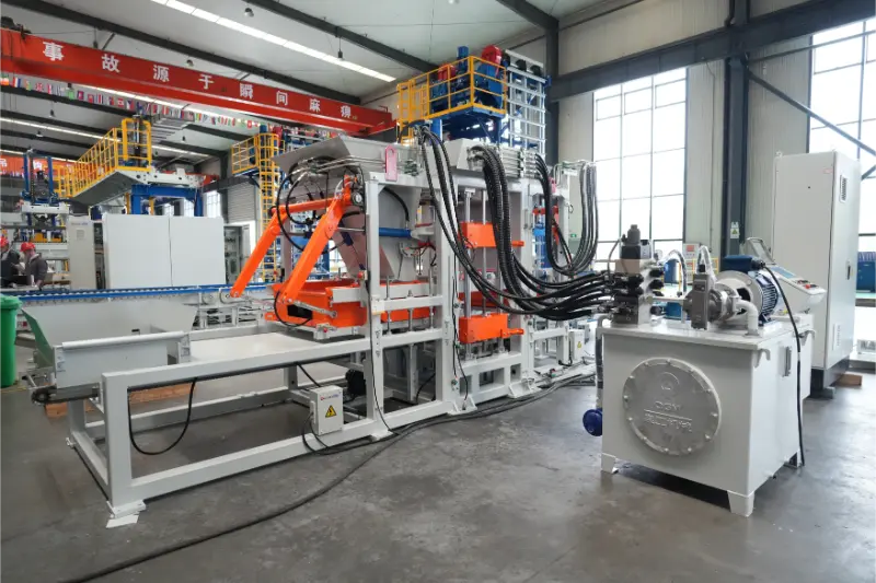 QT6 напълно автоматичната производствена линия за производство на тухли на Quangong Machinery Co., Ltd. дава възможност за високорентабилно производство на тухли от твърди отпадъци